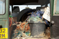 REPORTAGE - Big Spring Beach Clean: Surfer putzen den Strand in Saunton Sands in Devon