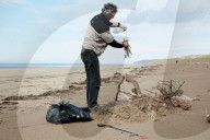 REPORTAGE - Big Spring Beach Clean: Surfer putzen den Strand in Saunton Sands in Devon