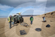 REPORTAGE - Big Spring Beach Clean: Surfer putzen den Strand in Saunton Sands in Devon