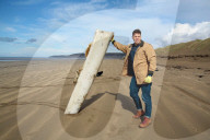 REPORTAGE - Big Spring Beach Clean: Surfer putzen den Strand in Saunton Sands in Devon