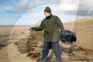 REPORTAGE - Big Spring Beach Clean: Surfer putzen den Strand in Saunton Sands in Devon