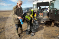 REPORTAGE - Big Spring Beach Clean: Surfer putzen den Strand in Saunton Sands in Devon