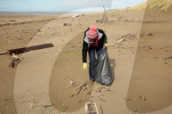 REPORTAGE - Big Spring Beach Clean: Surfer putzen den Strand in Saunton Sands in Devon