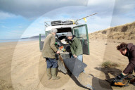 REPORTAGE - Big Spring Beach Clean: Surfer putzen den Strand in Saunton Sands in Devon