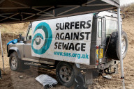 REPORTAGE - Big Spring Beach Clean: Surfer putzen den Strand in Saunton Sands in Devon
