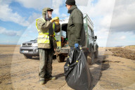 REPORTAGE - Big Spring Beach Clean: Surfer putzen den Strand in Saunton Sands in Devon