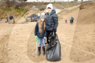REPORTAGE - Big Spring Beach Clean: Surfer putzen den Strand in Saunton Sands in Devon
