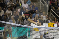 PEOPLE - Für den guten Zweck spielt Roger Federer mit Bill Gates Tennis