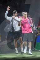 PEOPLE - Für den guten Zweck spielt Roger Federer mit Bill Gates Tennis