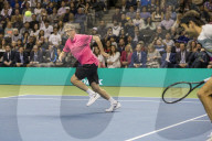 PEOPLE - Für den guten Zweck spielt Roger Federer mit Bill Gates Tennis