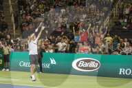 PEOPLE - Für den guten Zweck spielt Roger Federer mit Bill Gates Tennis