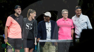 PEOPLE - Für den guten Zweck spielt Roger Federer mit Bill Gates Tennis