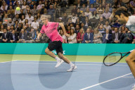 PEOPLE - Für den guten Zweck spielt Roger Federer mit Bill Gates Tennis