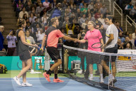 PEOPLE - Für den guten Zweck spielt Roger Federer mit Bill Gates Tennis