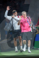 PEOPLE - Für den guten Zweck spielt Roger Federer mit Bill Gates Tennis