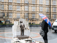 NEWS - London: 'Save the Children Statue' gegen den Krieg in Jemen