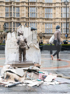 NEWS - London: 'Save the Children Statue' gegen den Krieg in Jemen