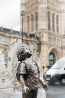 NEWS - London: 'Save the Children Statue' gegen den Krieg in Jemen