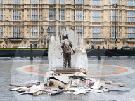 NEWS - London: 'Save the Children Statue' gegen den Krieg in Jemen