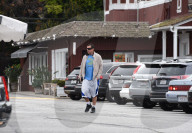 EXKLUSIV - Adam Sandler trägt ein "Nom-Nom Pac-Man"-T-Shirt