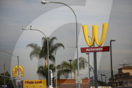 NEWS - Weltbekannte Fastfoodkette dreht ihr Logo aus Solidarität am Internationalen Frauen