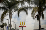 NEWS - Weltbekannte Fastfoodkette dreht ihr Logo aus Solidarität am Internationalen Frauen