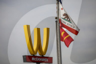 NEWS - Weltbekannte Fastfoodkette dreht ihr Logo aus Solidarität am Internationalen Frauen