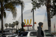NEWS - Weltbekannte Fastfoodkette dreht ihr Logo aus Solidarität am Internationalen Frauen