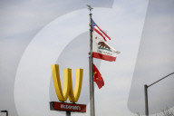 NEWS - Weltbekannte Fastfoodkette dreht ihr Logo aus Solidarität am Internationalen Frauen