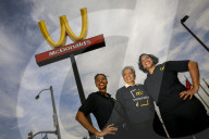 NEWS - Weltbekannte Fastfoodkette dreht ihr Logo aus Solidarität am Internationalen Frauen