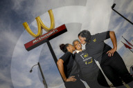 NEWS - Weltbekannte Fastfoodkette dreht ihr Logo aus Solidarität am Internationalen Frauen
