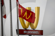 NEWS - Weltbekannte Fastfoodkette dreht ihr Logo aus Solidarität am Internationalen Frauen