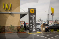 NEWS - Weltbekannte Fastfoodkette dreht ihr Logo aus Solidarität am Internationalen Frauen