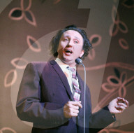 PEOPLE - Der britische Komödiant Ken Dodd stirbt im Alter von 90 Jahren