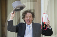 PEOPLE - Der britische Komödiant Ken Dodd stirbt im Alter von 90 Jahren