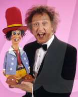 PEOPLE - Der britische Komödiant Ken Dodd stirbt im Alter von 90 Jahren