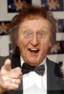 PEOPLE - Der britische Komödiant Ken Dodd stirbt im Alter von 90 Jahren