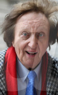 PEOPLE - Der britische Komödiant Ken Dodd stirbt im Alter von 90 Jahren