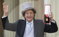 PEOPLE - Der britische Komödiant Ken Dodd stirbt im Alter von 90 Jahren