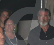 EXKLUSIV - Pierce Brosnan führt seine Familie zum Dinner aus