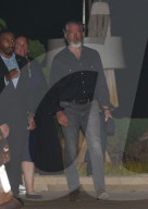 EXKLUSIV - Pierce Brosnan führt seine Familie zum Dinner aus