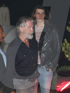 EXKLUSIV - Pierce Brosnan führt seine Familie zum Dinner aus