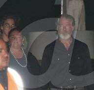 EXKLUSIV - Pierce Brosnan führt seine Familie zum Dinner aus