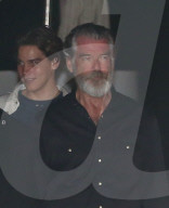EXKLUSIV - Pierce Brosnan führt seine Familie zum Dinner aus
