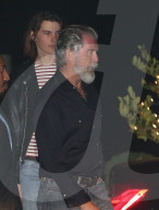 EXKLUSIV - Pierce Brosnan führt seine Familie zum Dinner aus