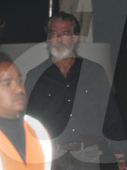 EXKLUSIV - Pierce Brosnan führt seine Familie zum Dinner aus