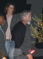EXKLUSIV - Pierce Brosnan führt seine Familie zum Dinner aus