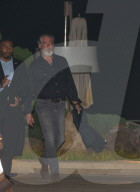 EXKLUSIV - Pierce Brosnan führt seine Familie zum Dinner aus