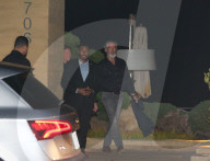 EXKLUSIV - Pierce Brosnan führt seine Familie zum Dinner aus