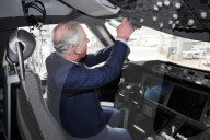 PEOPLE - Prinz Charles besucht den Flughafen Heathrow